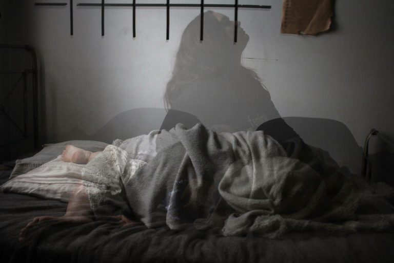 Yoga, cortisol et sommeil : quand le corps retrouve son rythme